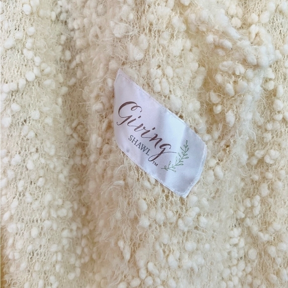 Wrap Soft Beige DEMDACO Cream Giving Shawl Wrap with Pockets Textured Dot Shawl - Picture 8 of 10